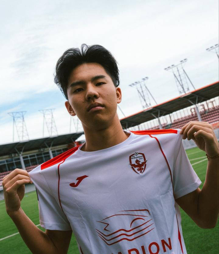 留洋再添新锐力量！18岁张家鸣正式加盟伯恩利并被外租，身披9号战袍